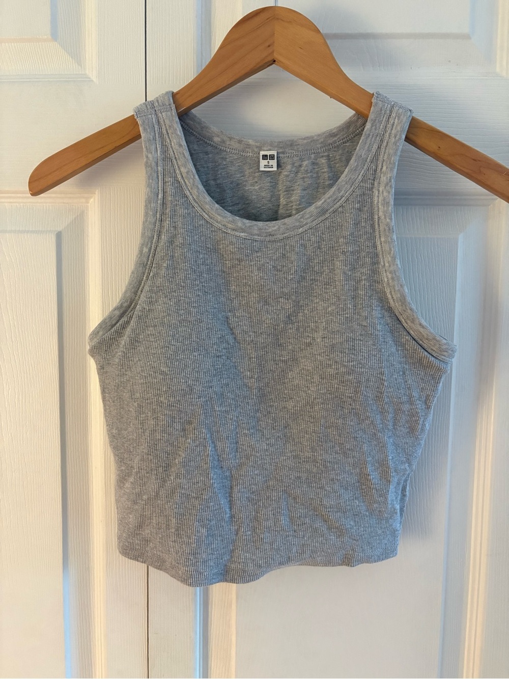 UNIQLO Gray Ribbed Cropped built in bra Tank Top
